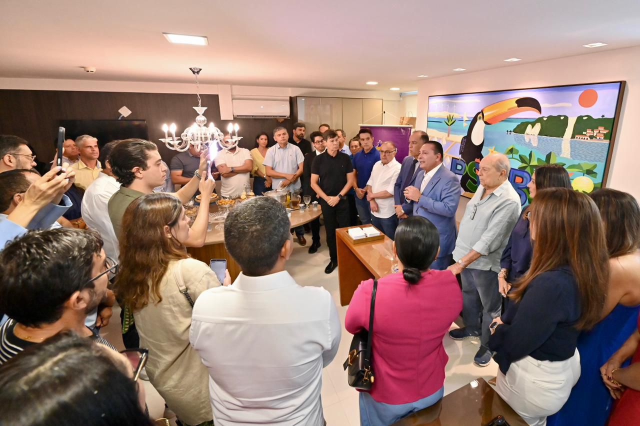 Pós Deputados Taveira Jr. e Cristiane Dantas além de vários pré-candidatos assinam ficha do PSDB