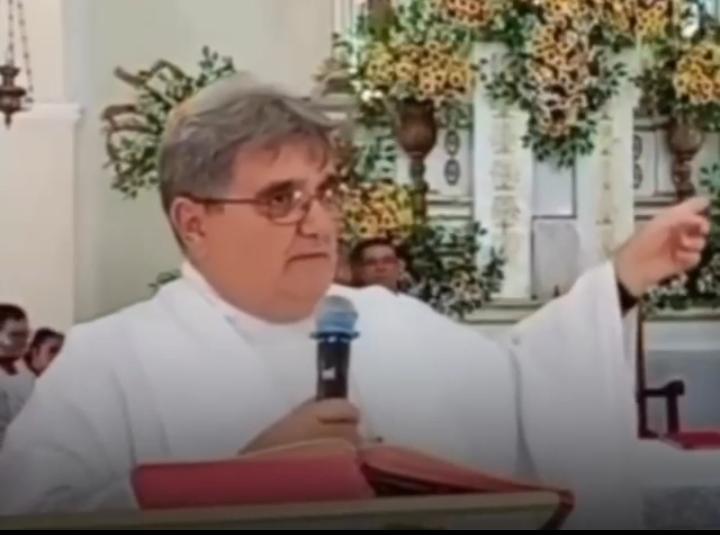 Padre interrompe missa após barulho de ato político