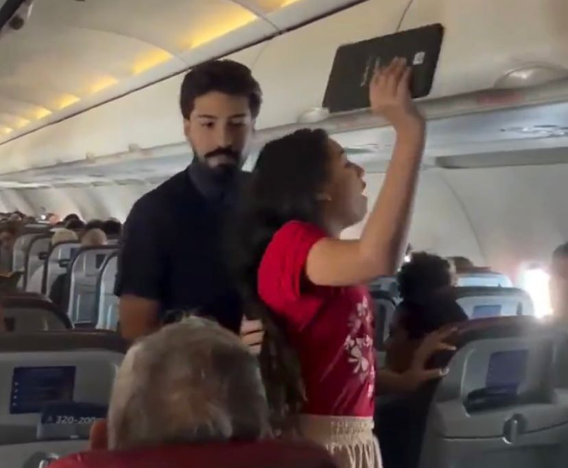 “Pastora mirim” prega em avião e divide opiniões de passageiros ‬