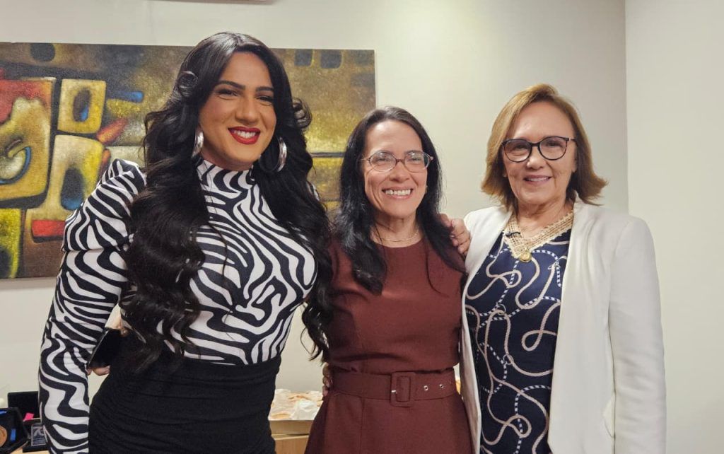 Vereadora Thabatta Pimenta presta homenagem a senadora Zenaide Maia.