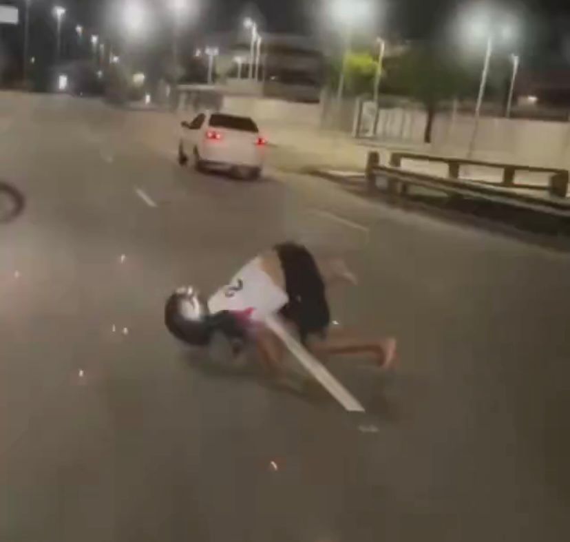 Motociclista perde controle ao empinar moto, cal de rosto no asfalto e video viraliza