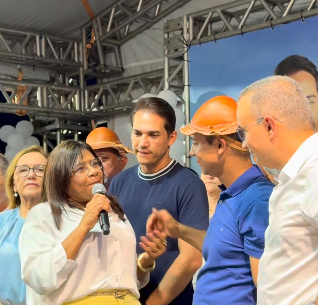 Multidão em Parnamirim com Nilda, Allyson, Zenaide e Kelps