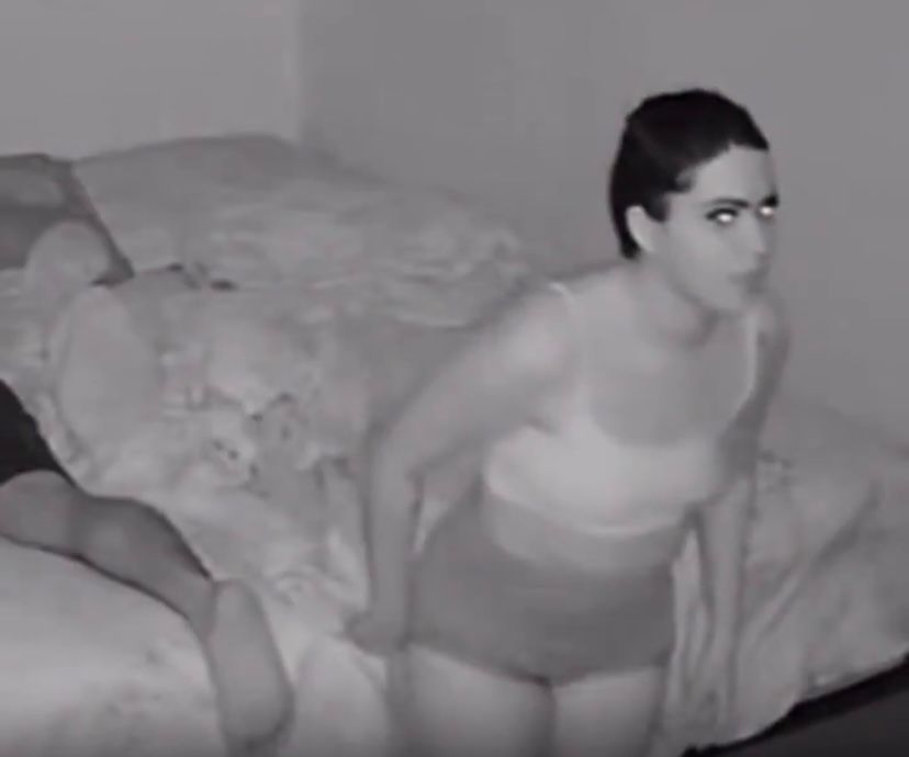 Homem acorda no meio da noite com canto “assustador” da esposa durante sonambulismo ‬