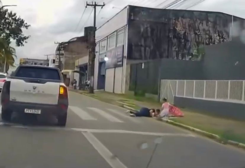 Motorista avança faixa, atinge mãe e foge sem prestar socorro