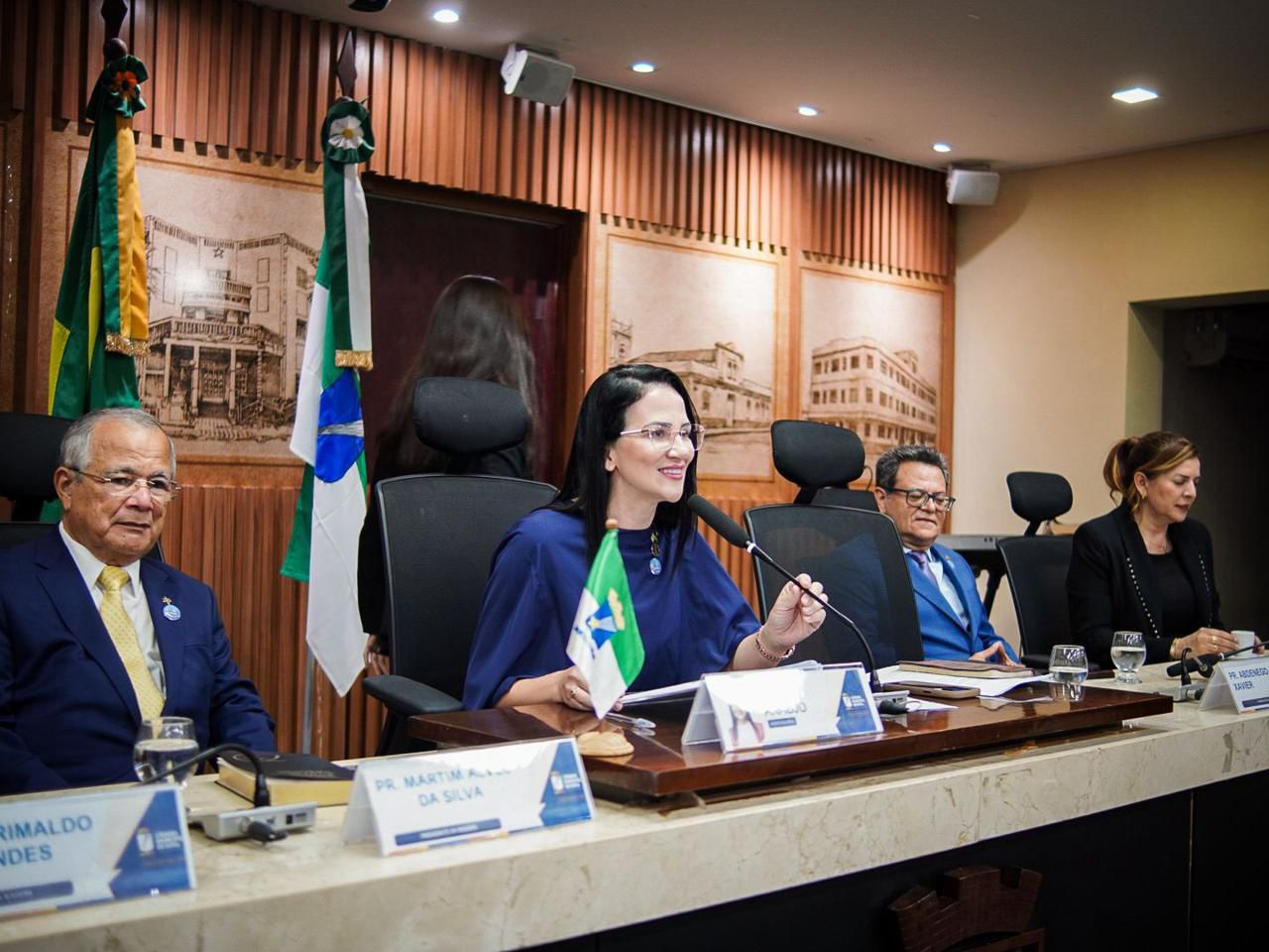 Camila faz tripla homenagem a lideranças da Assembleia de Deus em noite de festa na câmara