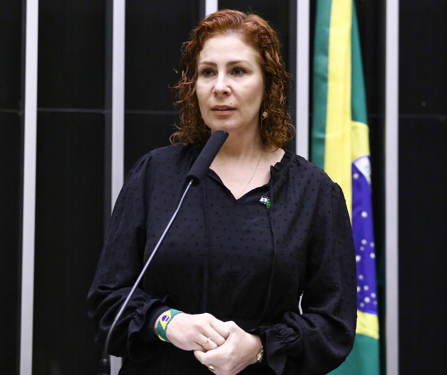 Justiça italiana nega extradição de Carla Zambelli e ex-deputada é solta
