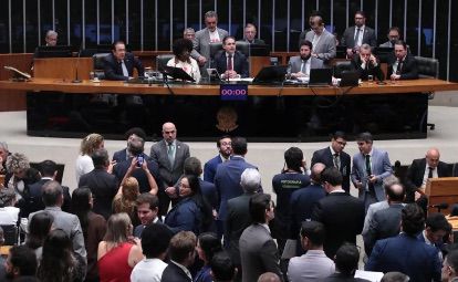 PL lidera votos contra fim da escala 6×1 na Câmara dos Deputados