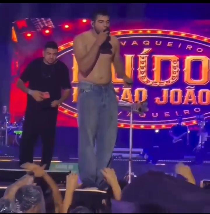 Nattan sobe ao palco bêbado, pede desculpas e anuncia show gratuito