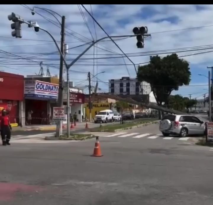 Carro derruba poste no Alecrim