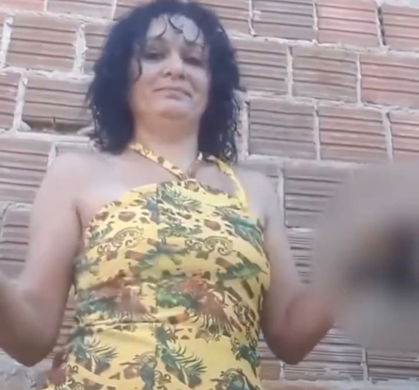 Mulher tortur@ animais por dinheiro