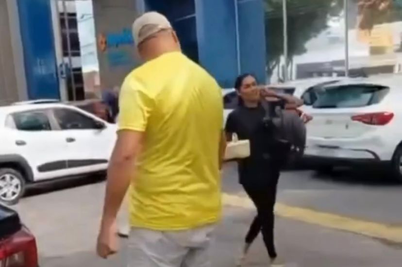 Motorista de app agrid3 mulheres após aceitar corrida de R$: 8,00 e não aceitar levar 3 passageiras