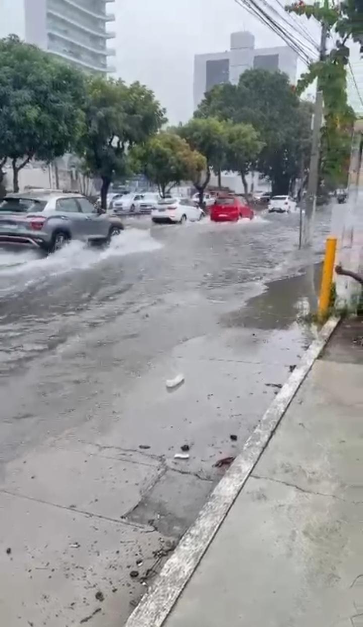 Chuva provoca alagamento na Hermes da Fonseca