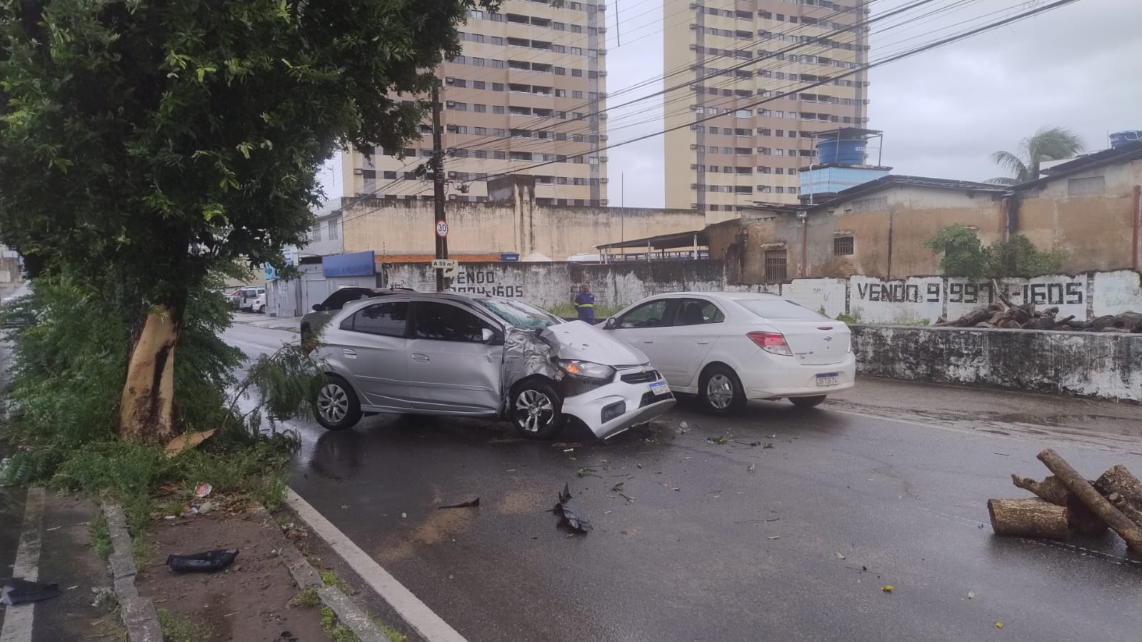 Acidente entre dois carros é registrado na Antônio Basílio