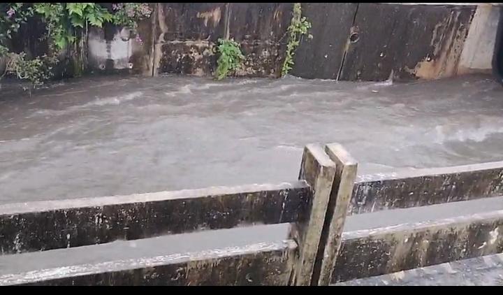 Chuva provoca grande volume de água e correnteza no antigo Japão