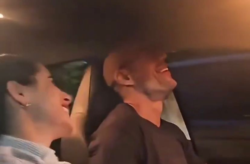 Homem é traído e expõe a esposa no carro ao lado do amante, para “deixá-la famosa”