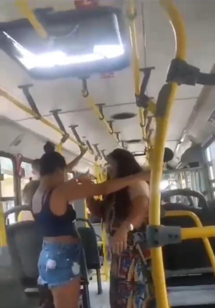 peido dentro de ônibus termina em briga entre passageiras em Natal