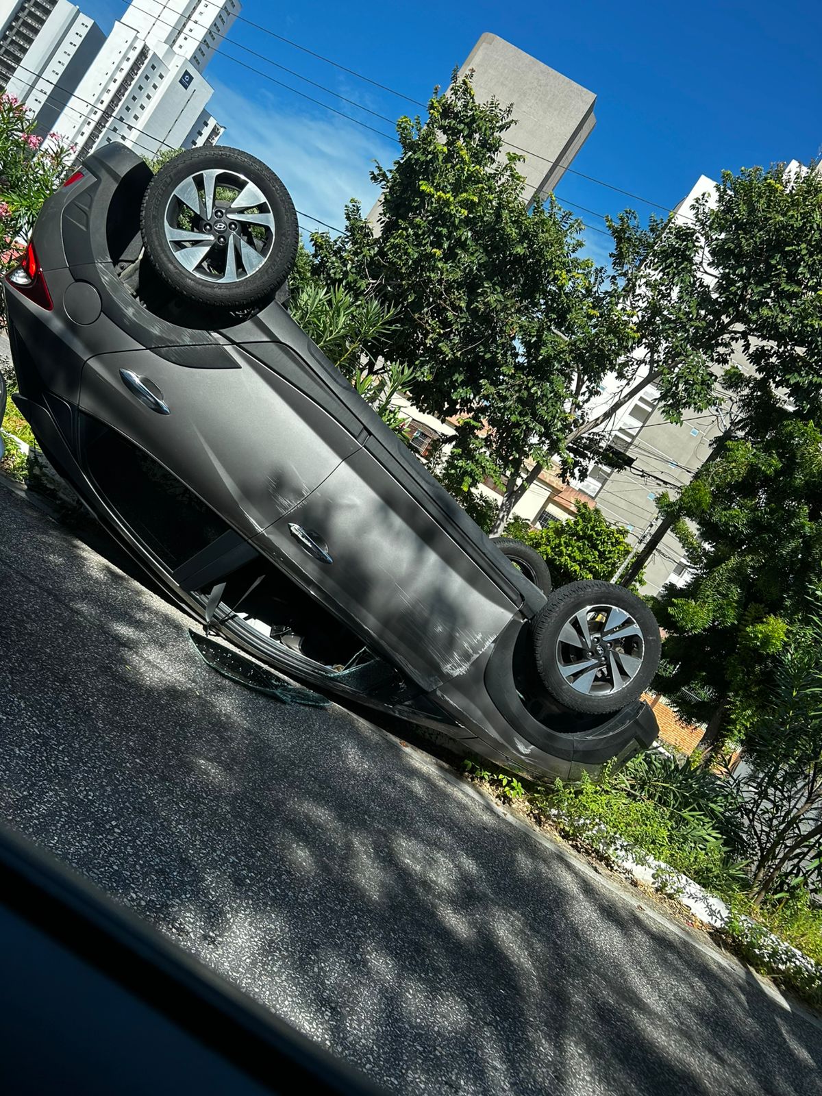 Carro capota na Rota do Sol