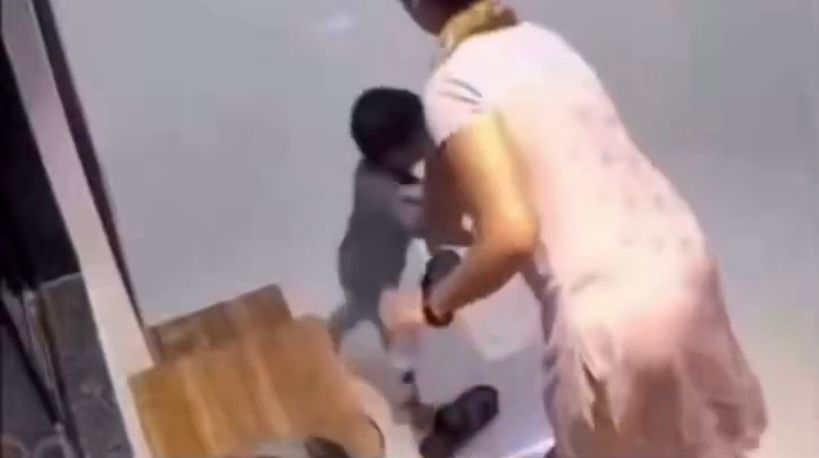 Criança morr3 após cair do sétimo andar depois de ser colocada pela mãe na janela