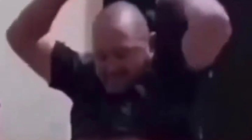 “Pode arrancar a camisa?” Homem é flagrado pela esposa no momento em que tentava traí-la