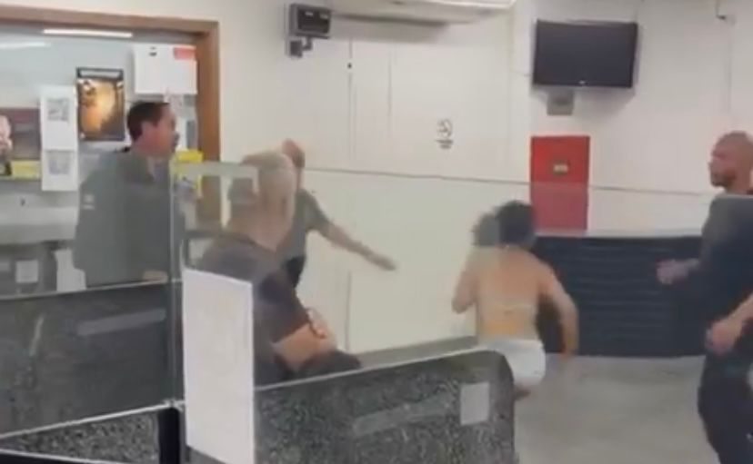Mulher toca o terror em delegacia, desafia agentes, arranca o iPhone de um deles e sai correndo da delegacia