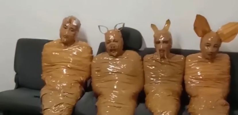 Homem captura quatro suspeitos de furto e os fantasia de Teletubbies como forma de “castigo”