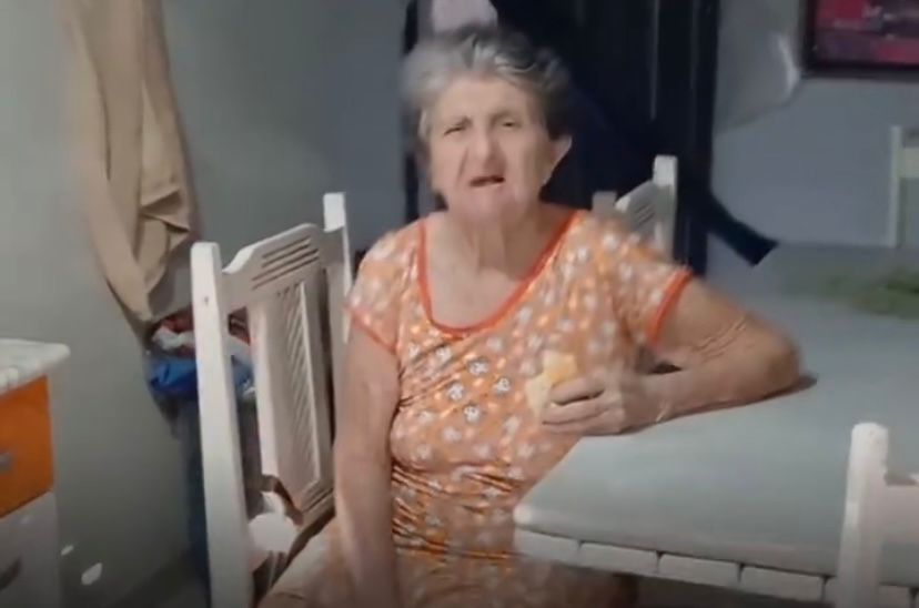 Mãe com Alzheimer descobre que está falando com a filha e se emociona: “Não sabia que tu era minha filha”