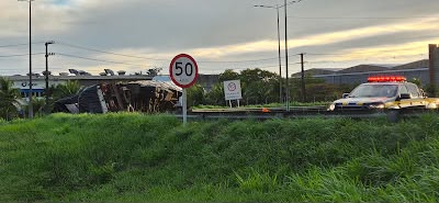 Caminhão tomba no viaduto de Parnamirim e PRF interdita trecho da via