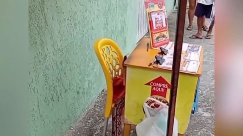 Jiboia é vista subindo em balcão de venda de bilhetes do Natal CAP no interior do RN: “vendedora pé quente”