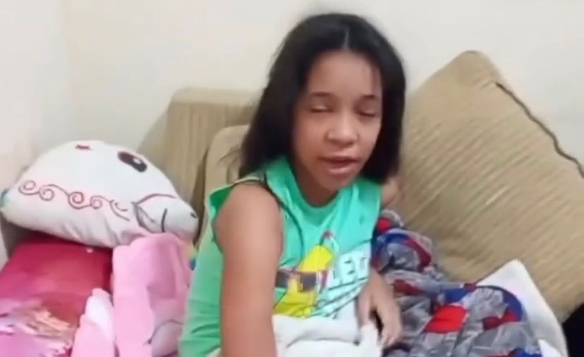 Mãe mostra reação absurda da filha adolescente após matrícula-lá em curso
