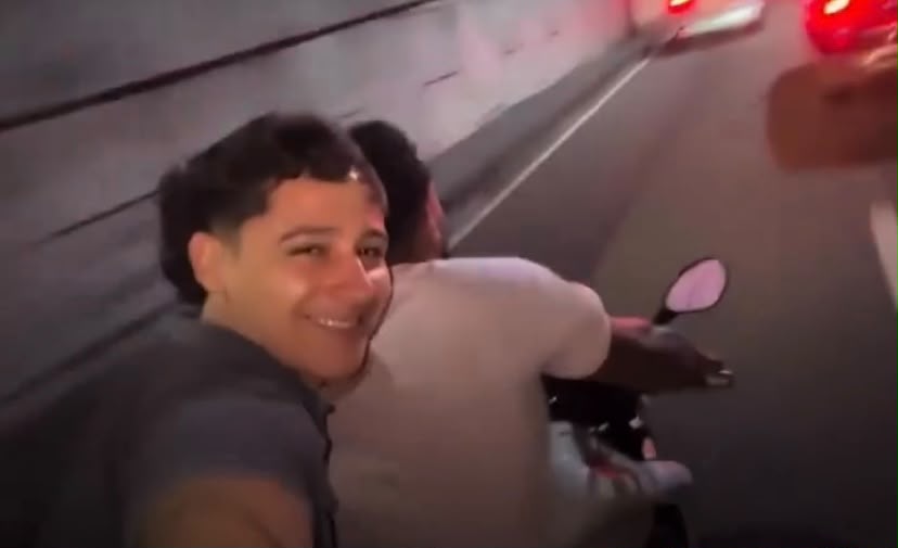 Dois jovens gravam vídeo sem capacete e acabam batendo na traseira de um carro