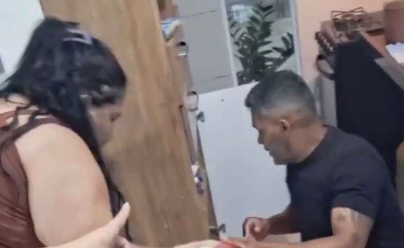 Homem sai de casa e retorna com a amante para pegar a feira que havia comprado