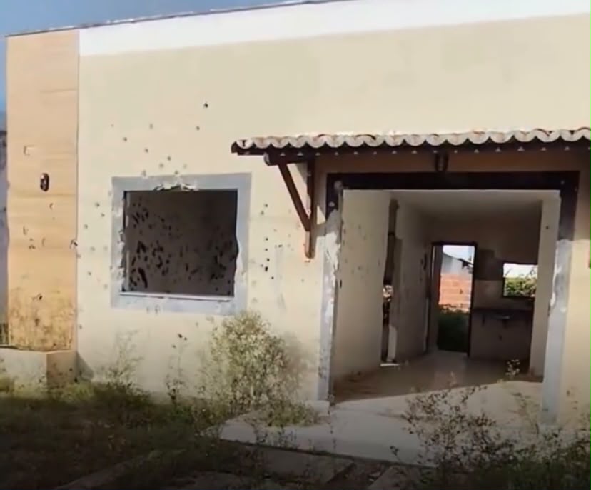 Jovem visita casa onde o criminos0 mais procurado do RN resistiu por 22 horas, e vídeo viraliza