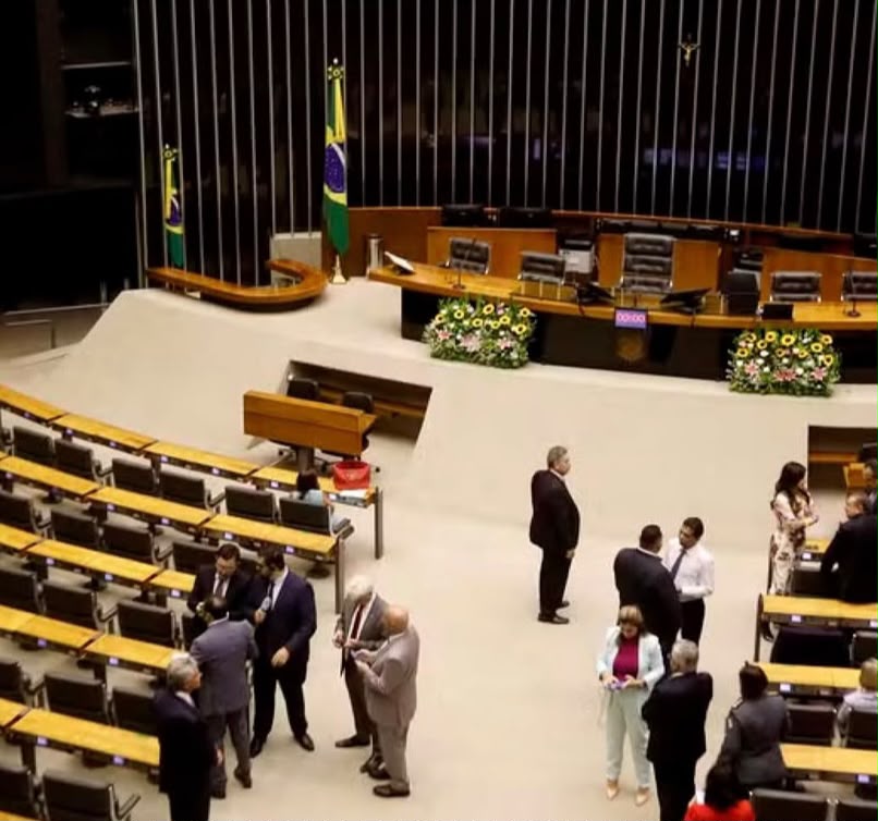 Câmara dos deputados aprova projeto que impede prescrição de pena para condenados foragidos
