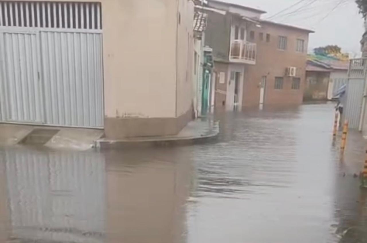 Rocas Alagada: Lixo das ruas dificulta bomba da prefeitura