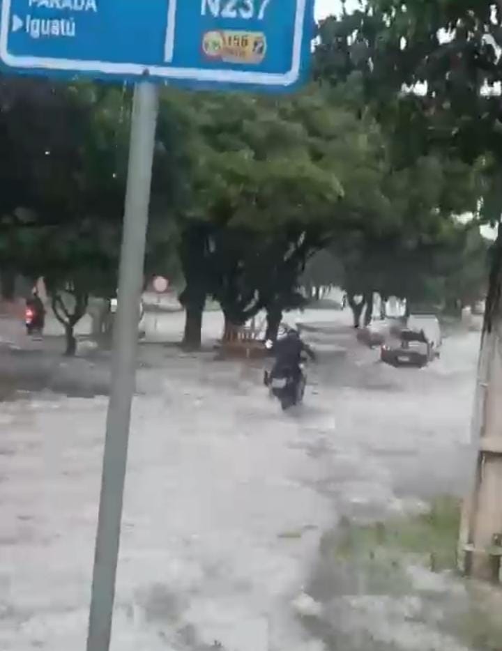 Chuva deixa Avenida Itapetinga alagada