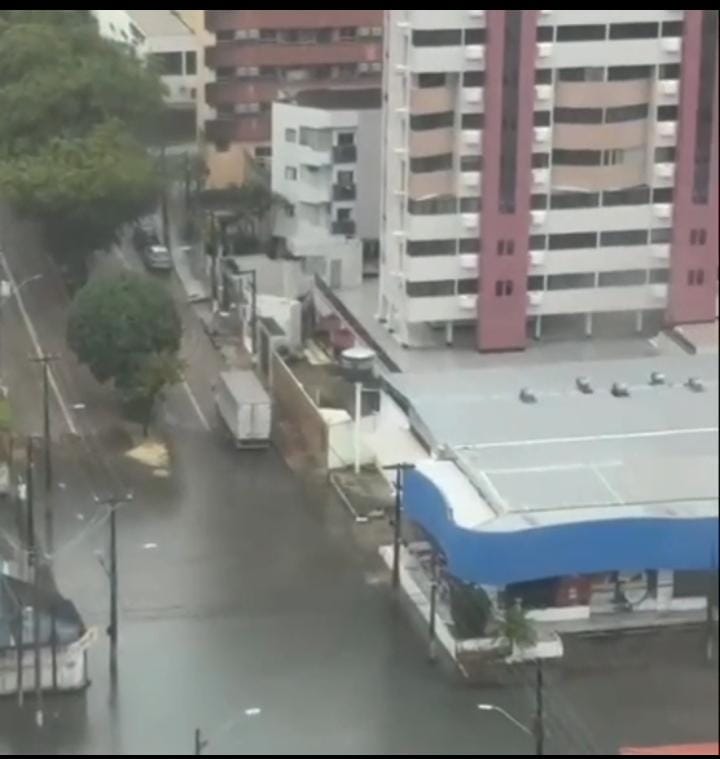 Chuvas deixam quatro vias intransitáveis em Natal nesta terça-feira