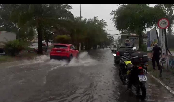 Lagoa de captação transborda e motoristas devem evitar trecho da Av. Ayrton Senna