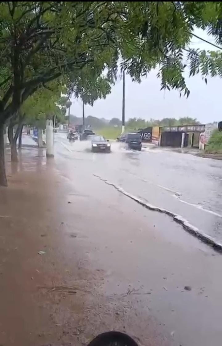 Lagoa de Extremoz transborda após fortes chuvas