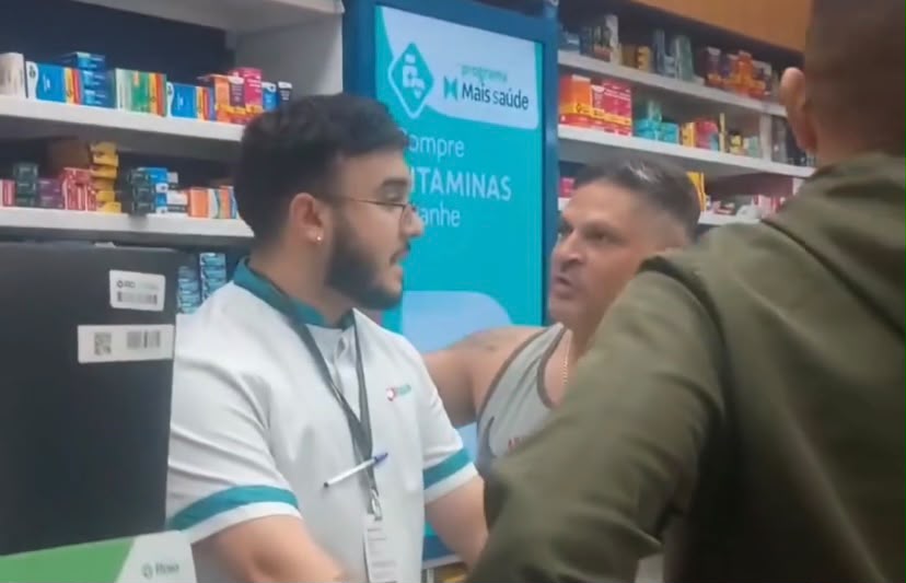 Cliente se revolta com fila em farmácia e vídeo viraliza nas redes sociais