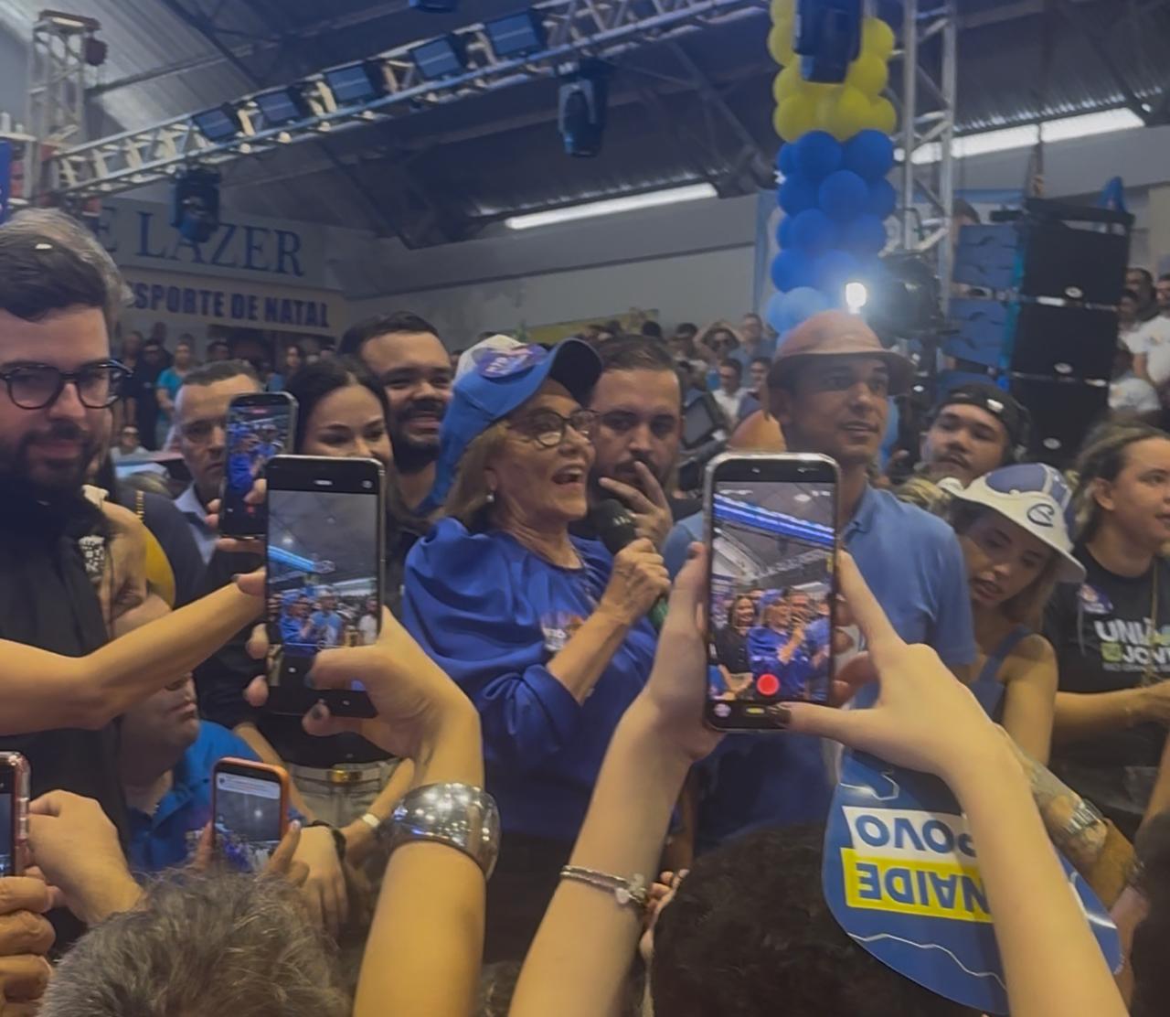 Zenaide fala para multidão na convenção
