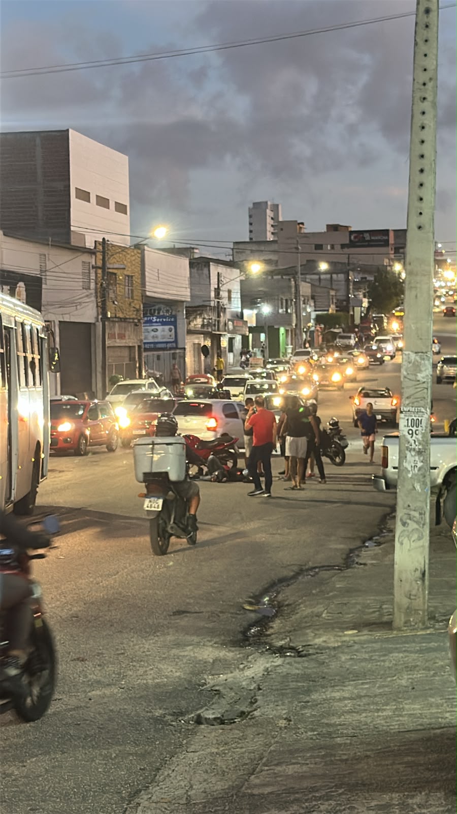 URGENTE: Acidente entre carro e moto é registrado na Avenida 9
