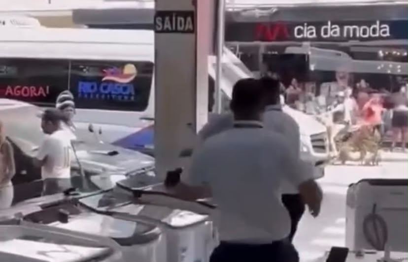Homem destrói produtos de loja após não conseguir trocar caixa de som com defeito