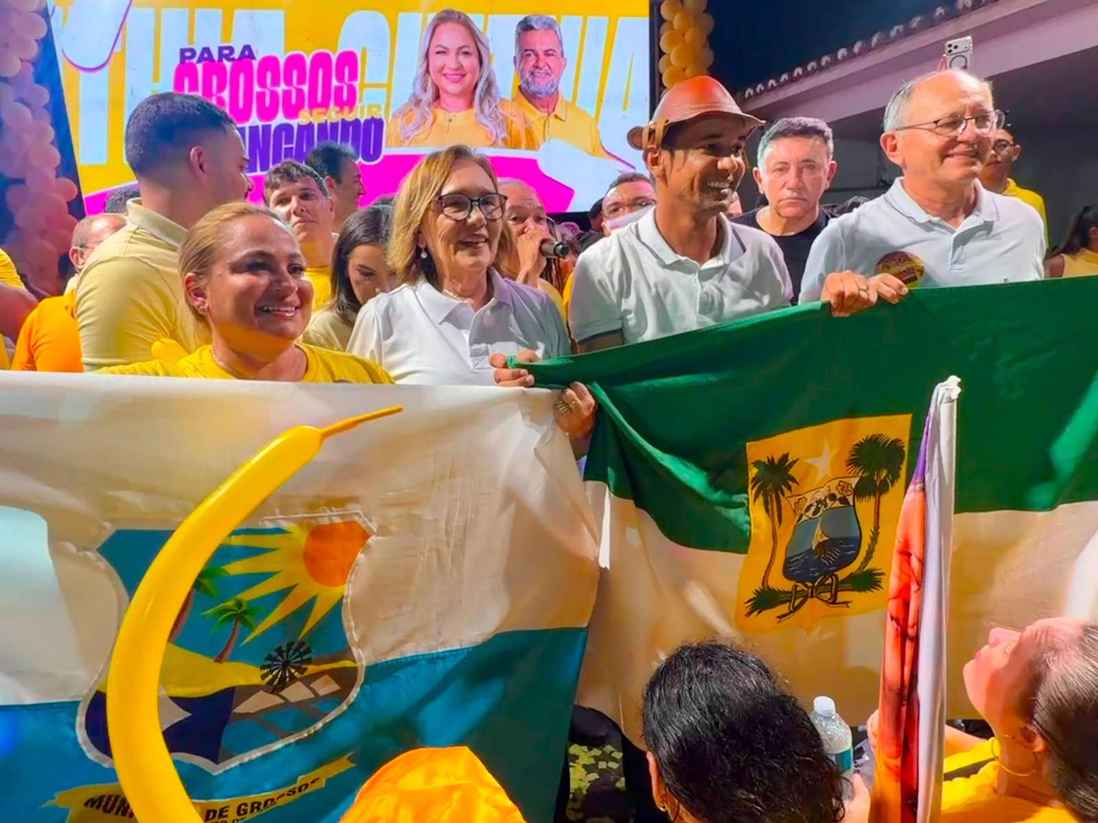 Multidão em Grossos reforça apoio da prefeita Cinthia para Zenaide, autora de quase R$ 2 milhões em investimentos no município