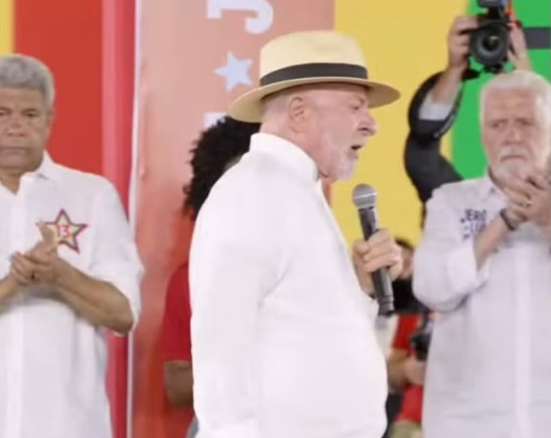 Equipe de Flávio Bolsonaro vai acionar TSE após Lula pedir votos para si mesmo e aliados na Bahia; campanha ainda não começou oficialmente