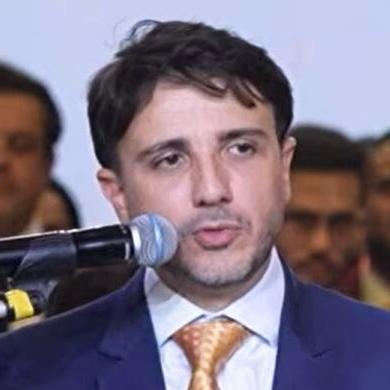 Polêmico Renan Santos chama Lula e Flávio Bolsonaro de “VAGABUNDOS”