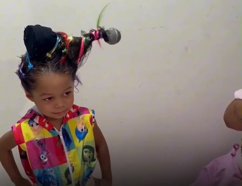 Mãe usa cacto dançante para criar penteado na filha e o resultado é incrível