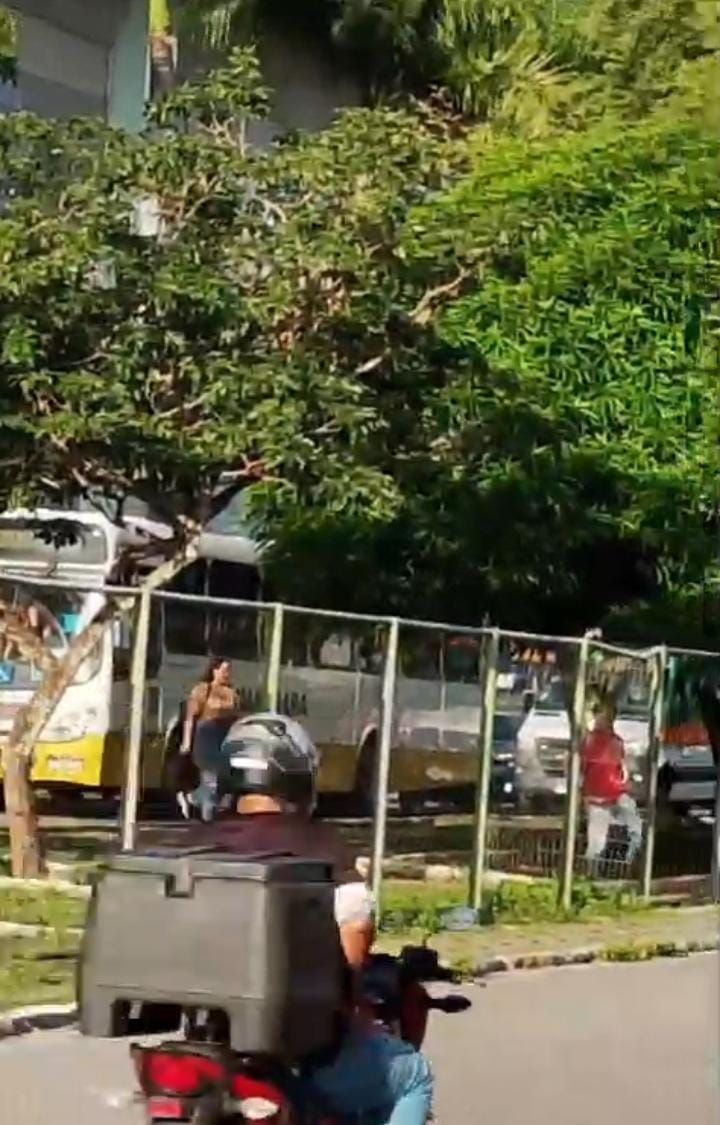 Ambulância enfrenta dificuldade para passar em meio ao trânsito em frente ao Midway