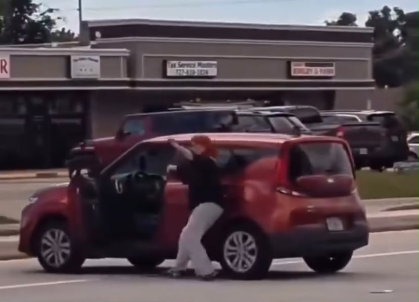 Mulher esquece de puxar o freio de mão e protagoniza cena inusitada ao tentar impedir que carro se movesse