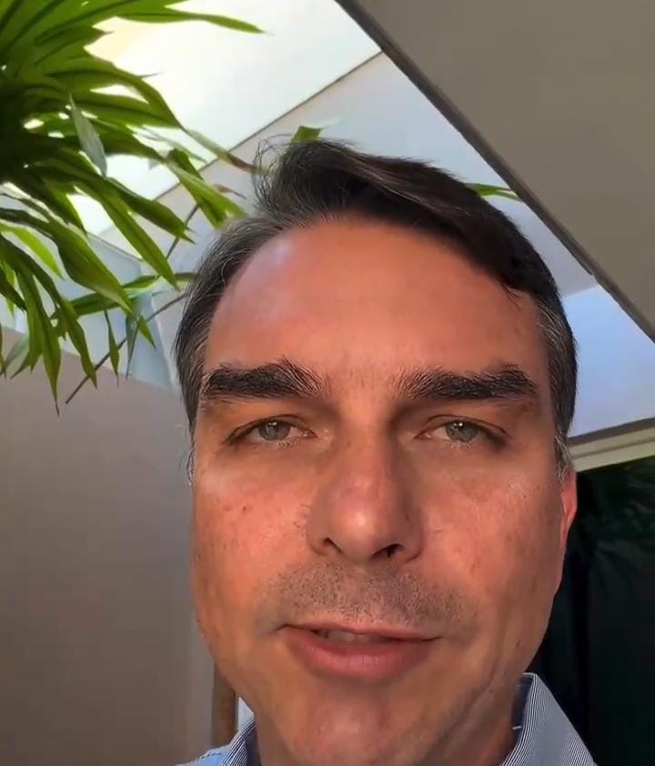 Flávio Bolsonaro diz que filiação ao missão foi fraudada e afirma que seguirá na disputa