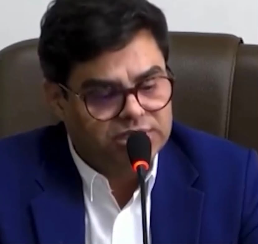 Vereador que deu tapa na bunda de estagiária se desculpa: “involuntário”